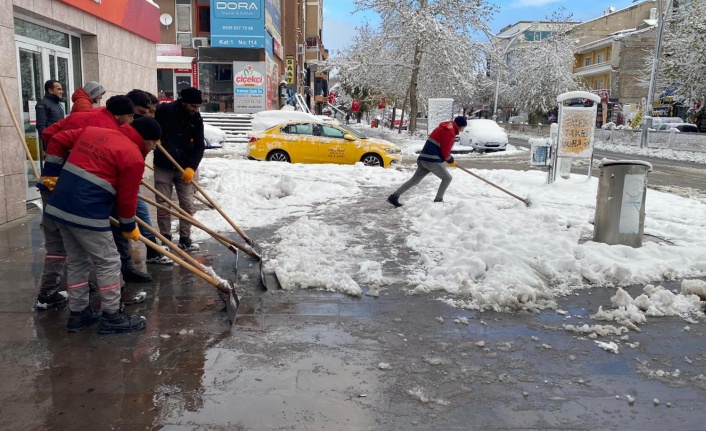 Erzincan Belediyesi Karla Mücadele Çalışmalarını Aralıksız Sürdürüyor