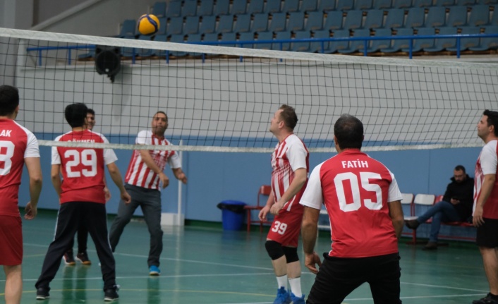 Erzincan’da 24 Kasım Öğretmenler günü voleybol turnuvası başladı