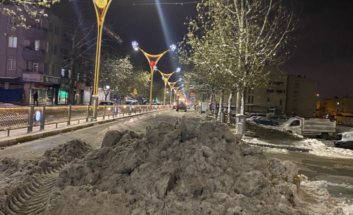 Şehir merkezindeki kar yığınları taşınıyor