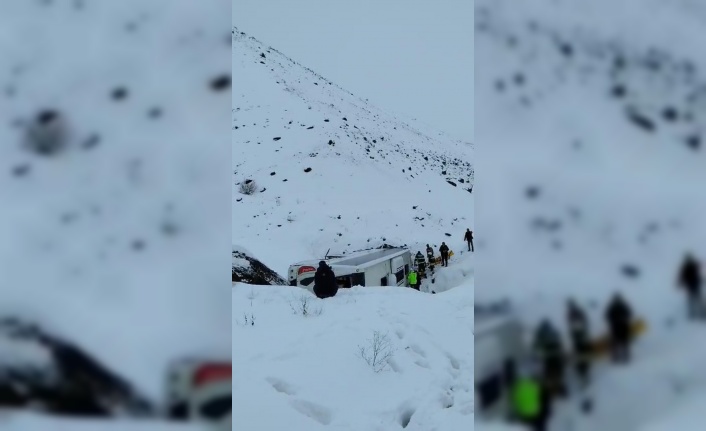 Erzincan’da yolcu otobüsü devrildi