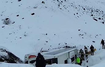 Erzincan’da yolcu otobüsü devrildi