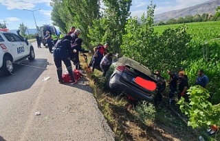 Erzincan’da şarampole uçan otomobilde sıkışan...