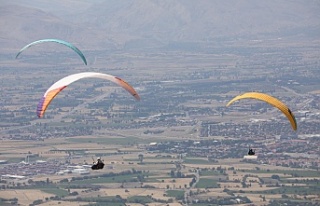 Erzincan'da Gökyüzü Paraşütle Renklendi