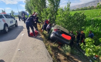 Erzincan’da şarampole uçan otomobilde sıkışan sürücü kurtarıldı