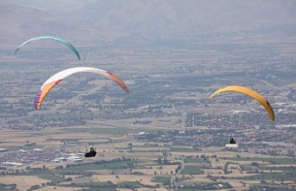 Erzincan'da Gökyüzü Paraşütle Renklendi